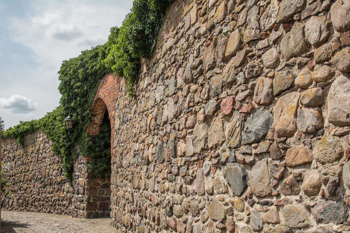 Der Großteil der Stadtmauer Templin besteht aus Feldsteinen