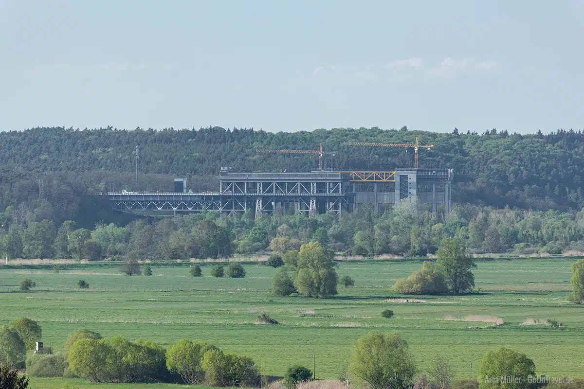 Blick auf das alte und neue Schiffshebewerk Niederfinow Blick auf das alte und neue Schiffshebewerk Niederfinow