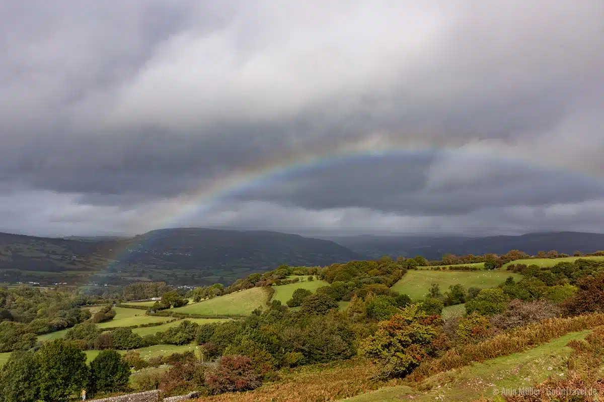 Regenbogen im Brecon Beacons Nationalpark