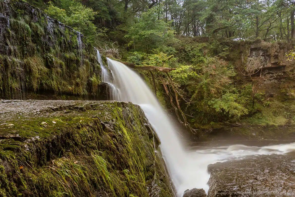 Der Sgwd Clun-Gwyn Wasserfall im Brecon Beacons Nationalpark