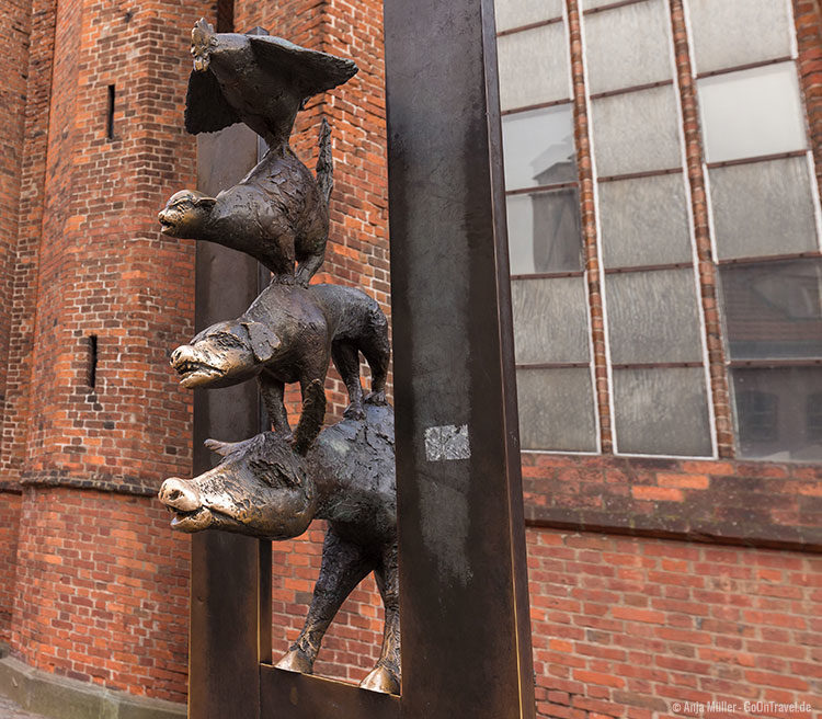 Die Bremer Stadtmusikanten in Riga hinter der St. Petrikirche