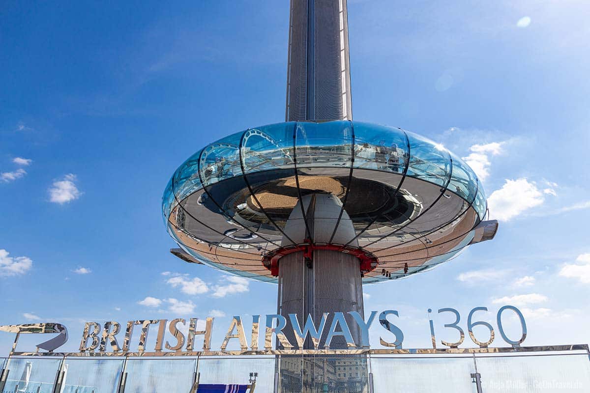 Der British Airways i360 Turm steht direkt an der Promenade von Brighton.