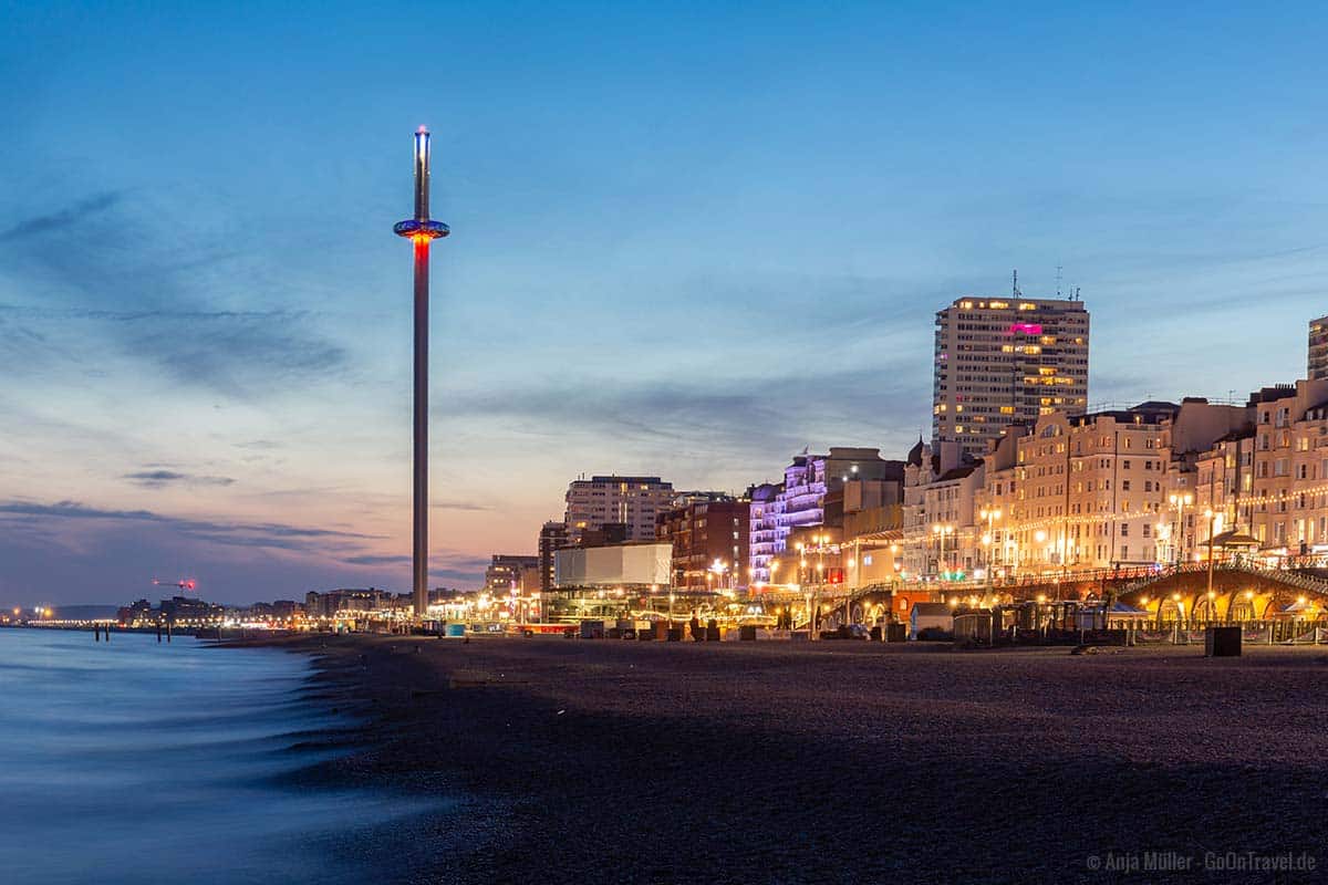 Die Promenade von Brighton im Abendlicht