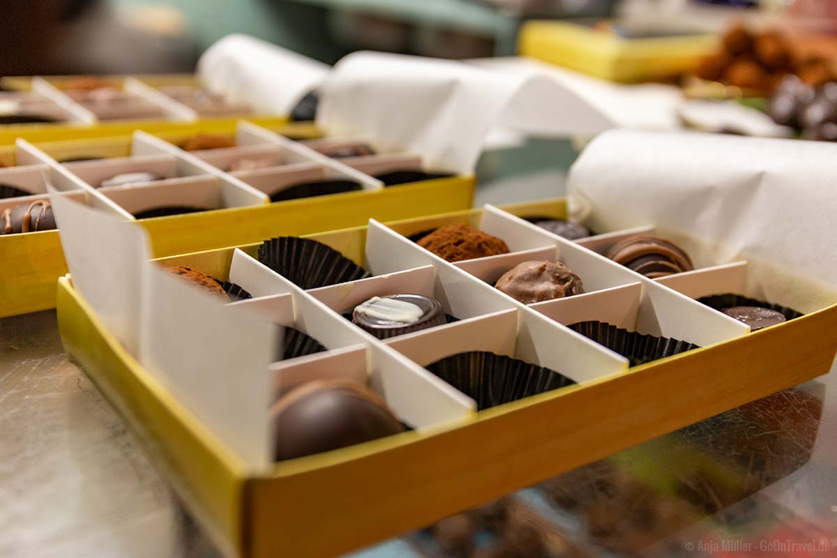Pralinen-Kreationen vom Rainbow Organic Chocolates