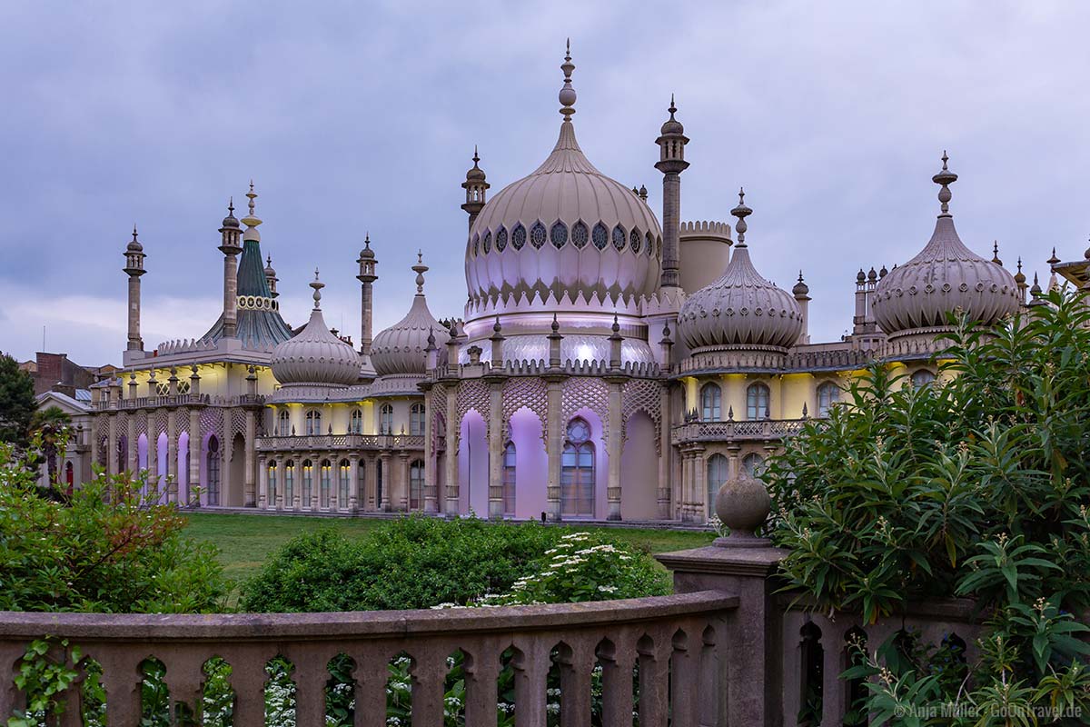 Der Brighton Royal Pavillon wird am Abend in verschiedenen Farben angestrahlt.