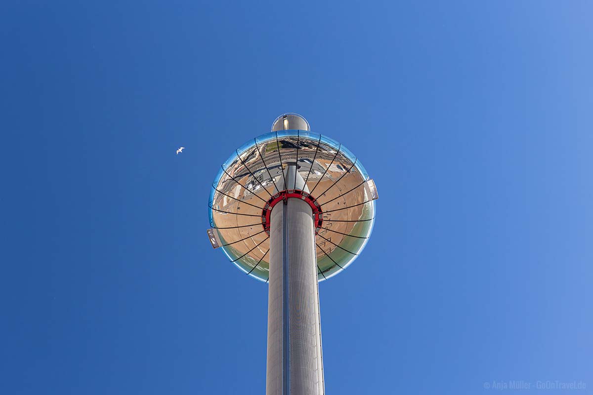 Strahlend blauer Himmel in Brighton. Strahlend blauer Himmel in Brighton.
