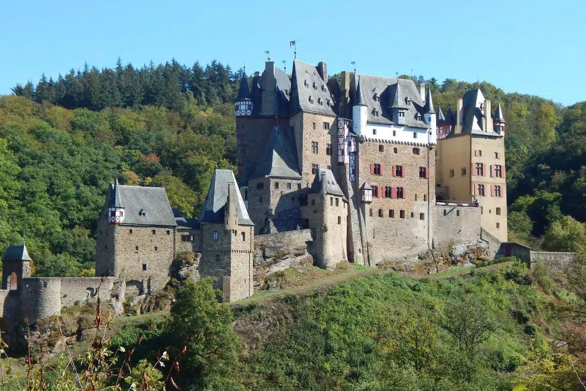 Die Burg Eltz ist eine der schönsten Sehenswürdigkeiten in Deutschland und sieht aus wie ein Märchenschloss