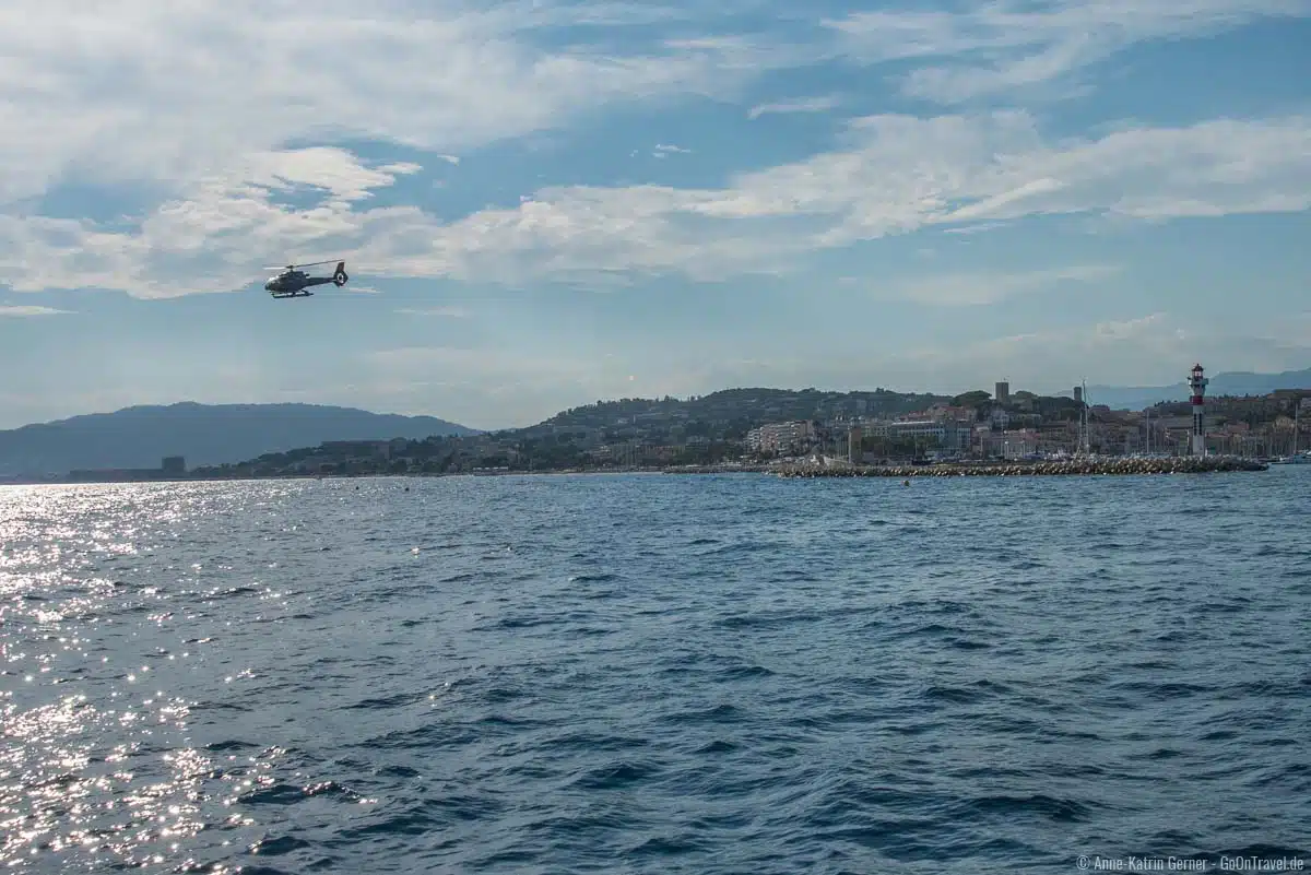 Hafeneinfahrt nach Cannes ist auch Hubschrauberlandeplatz