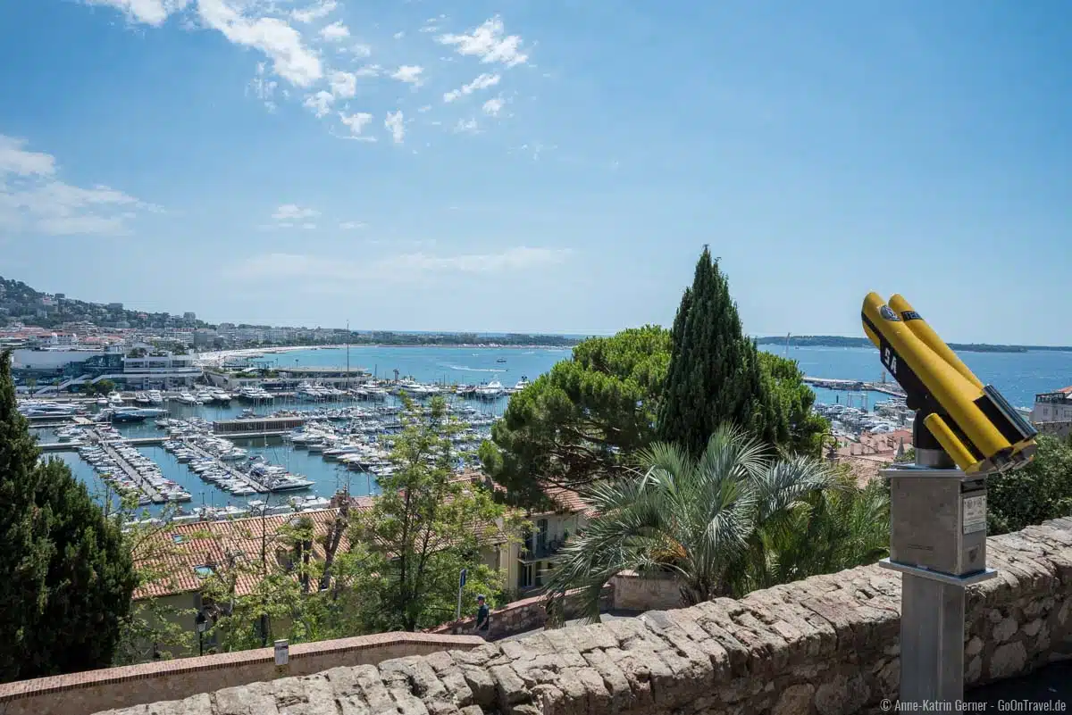 Auch am Tag ist der Cannes Schriftzug ein lohnenswertes Ziel und bietet eine traumhafte Aussicht auf Cannes Auch am Tag ist der Cannes Schriftzug ein lohnenswertes Ziel und bietet eine traumhafte Aussicht auf Cannes