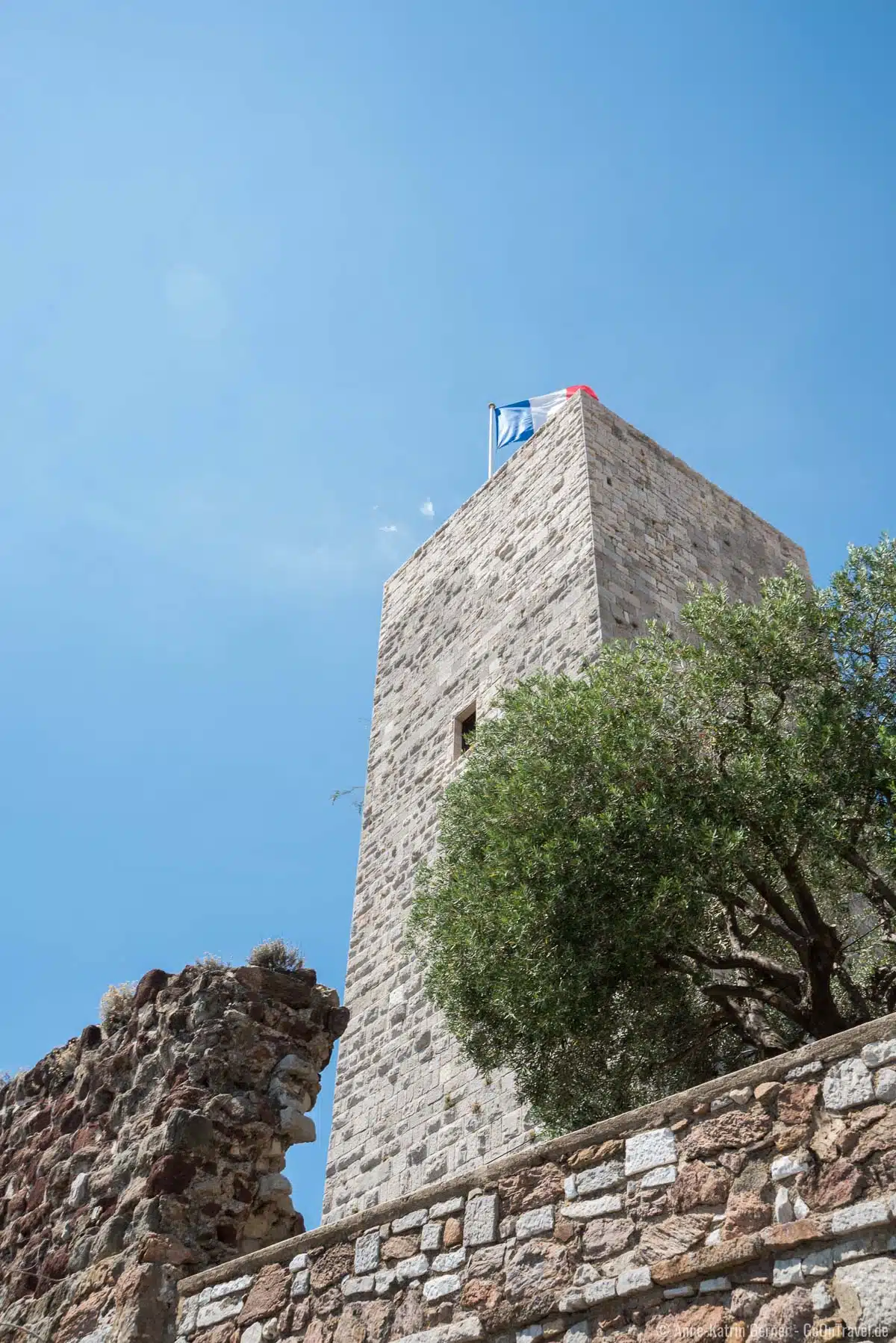 Vom 21 Meter hohen Aussichtsturm lässt sich Cannes und Umgebung überblicken Vom 21 Meter hohen Aussichtsturm lässt sich Cannes und Umgebung überblicken