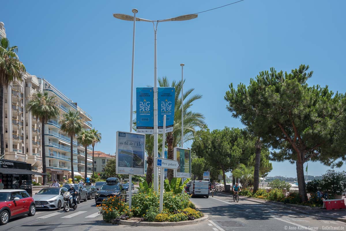 Der Besuch des berühmten Boulevard de la Croisette gehört zum Urlaub in Cannes dazu 