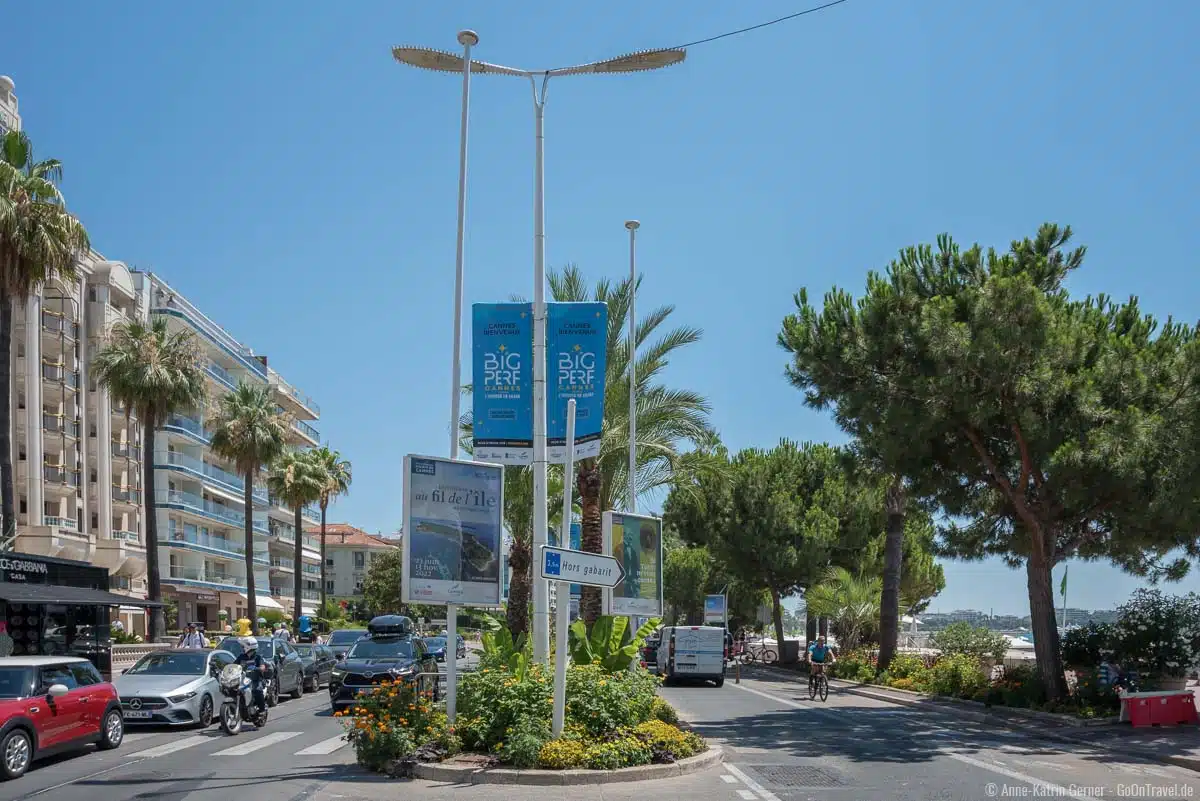 Der Besuch des berühmten Boulevard de la Croisette gehört zum Urlaub in Cannes dazu Der Besuch des berühmten Boulevard de la Croisette gehört zum Urlaub in Cannes dazu