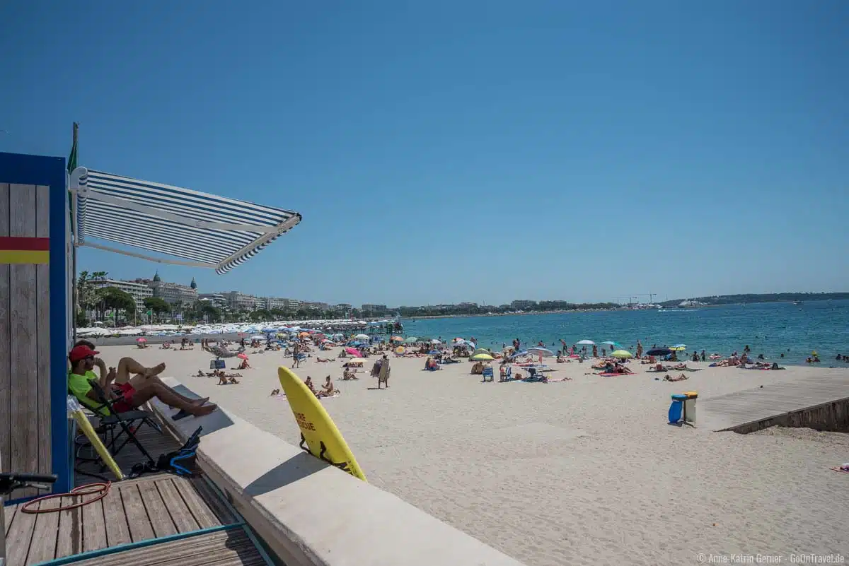 Die öffentlichen Strände von Cannes werden von Rettungsschwimmern bewacht Die öffentlichen Strände von Cannes werden von Rettungsschwimmern bewacht