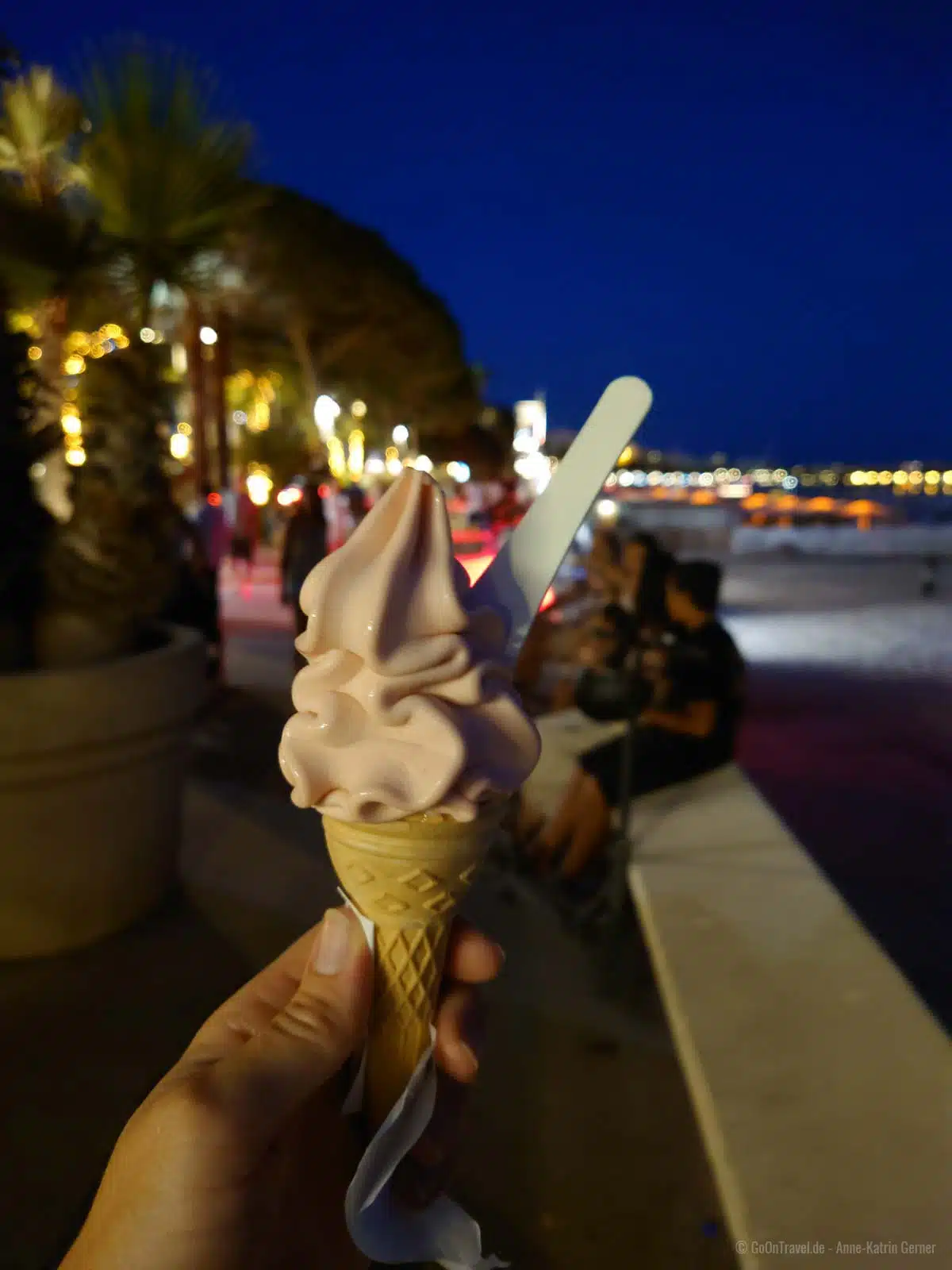 Köstliches Softeis am Abend auf der sehr gut besuchten Croisette Köstliches Softeis am Abend auf der sehr gut besuchten Croisette