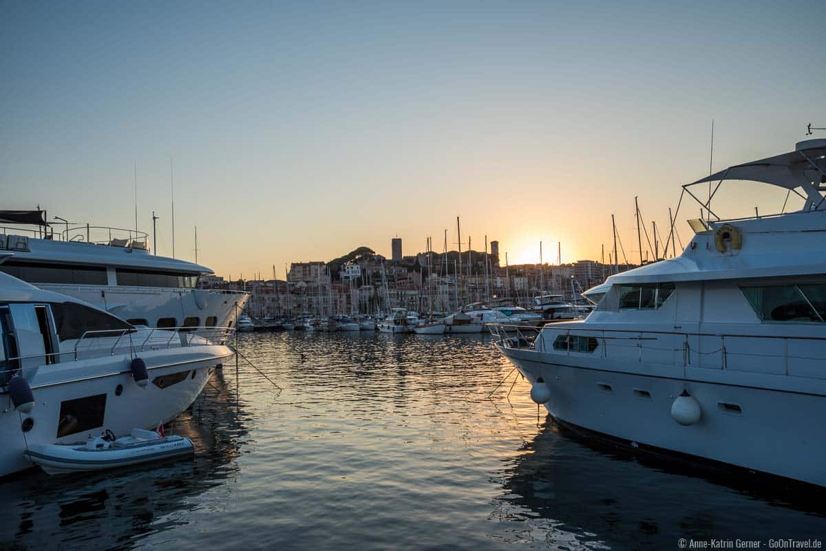 Altstadt und Hafen von Cannes zum Sonnenuntergang - nach Drehschluss