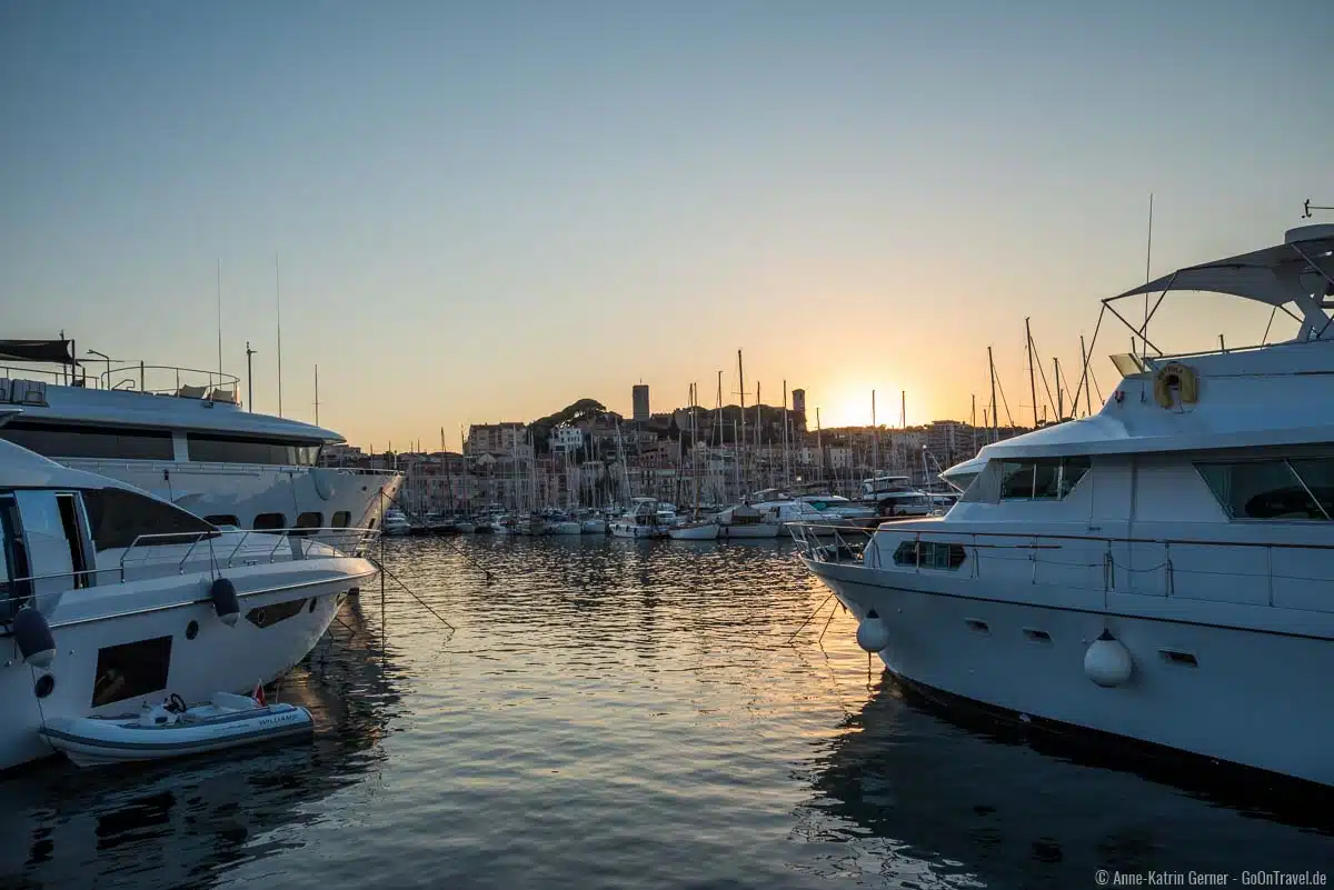 Altstadt und Hafen von Cannes zum Sonnenuntergang - nach Drehschluss Altstadt und Hafen von Cannes zum Sonnenuntergang - nach Drehschluss