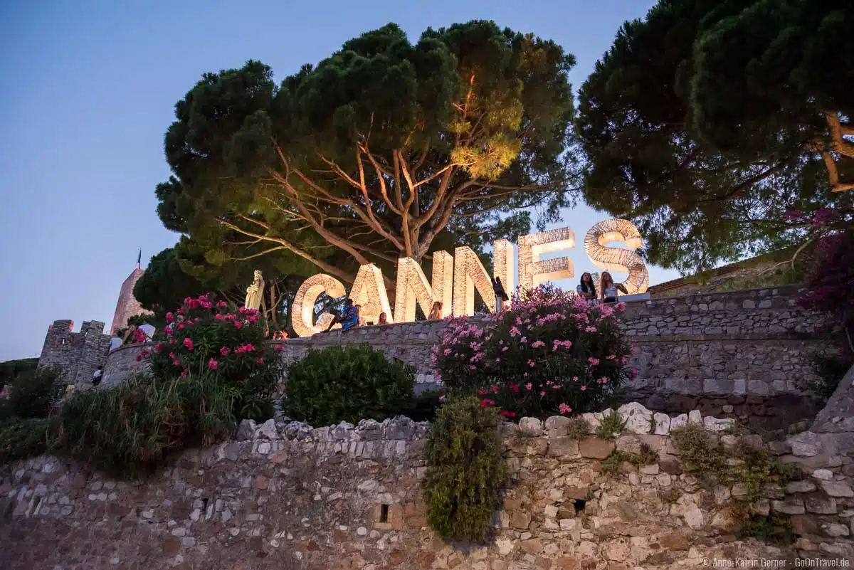 Der Cannes Schriftzug wird am Abend in warmen Licht perfekt illuminiert