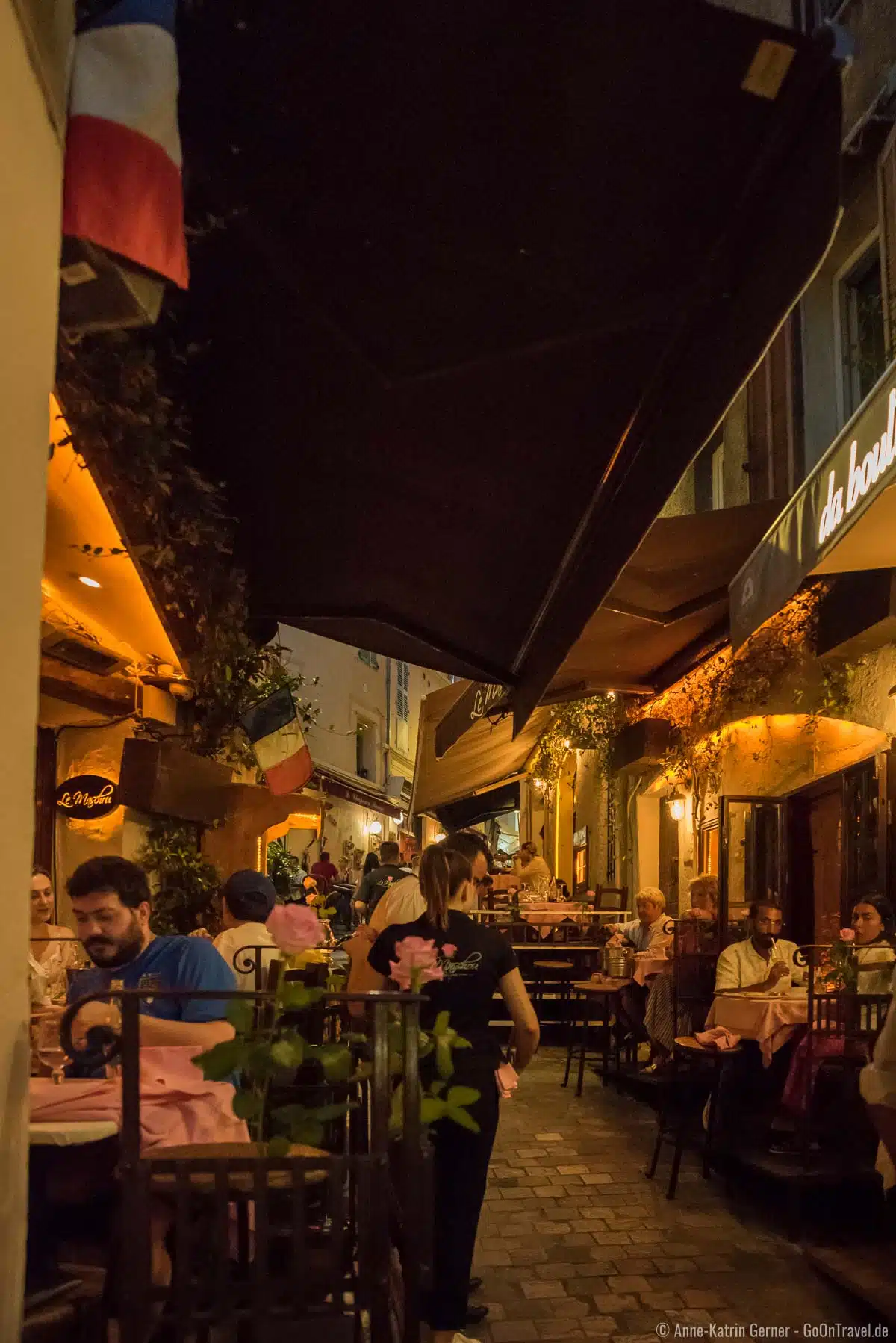 Gemütliche Atmosphäre beim Abendessen in den Gassen der Altstadt von Cannes