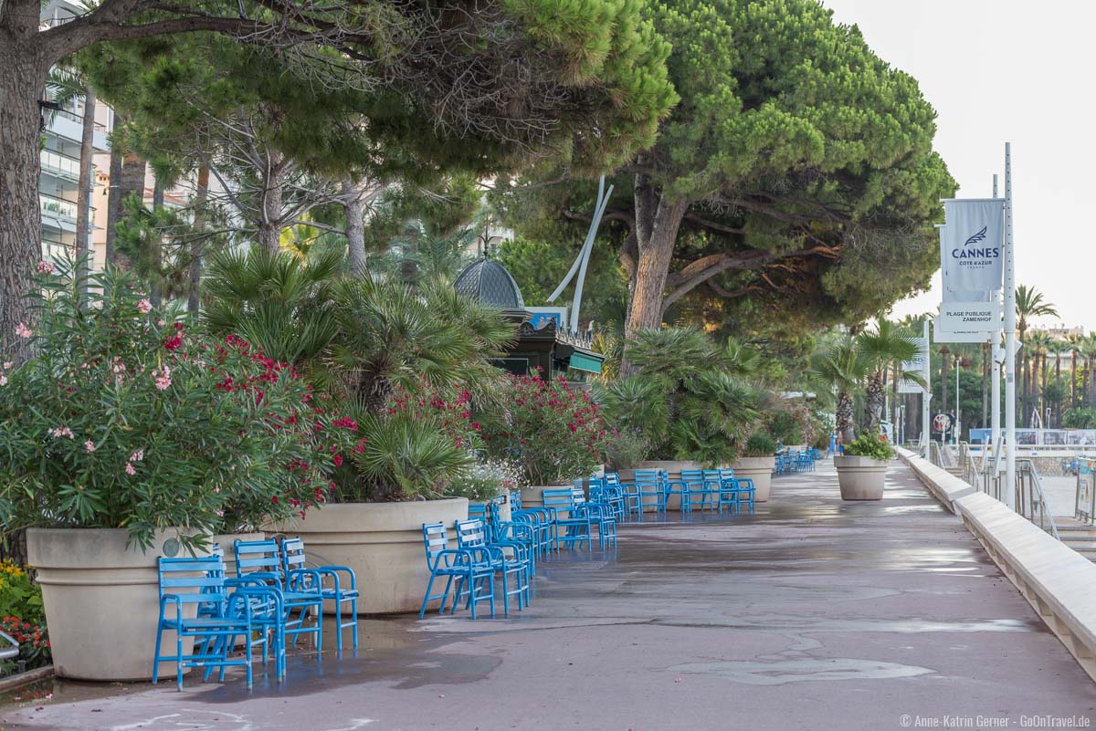 Die azurblauen Stühle entlang der Croisette laden zum Verweilen ein