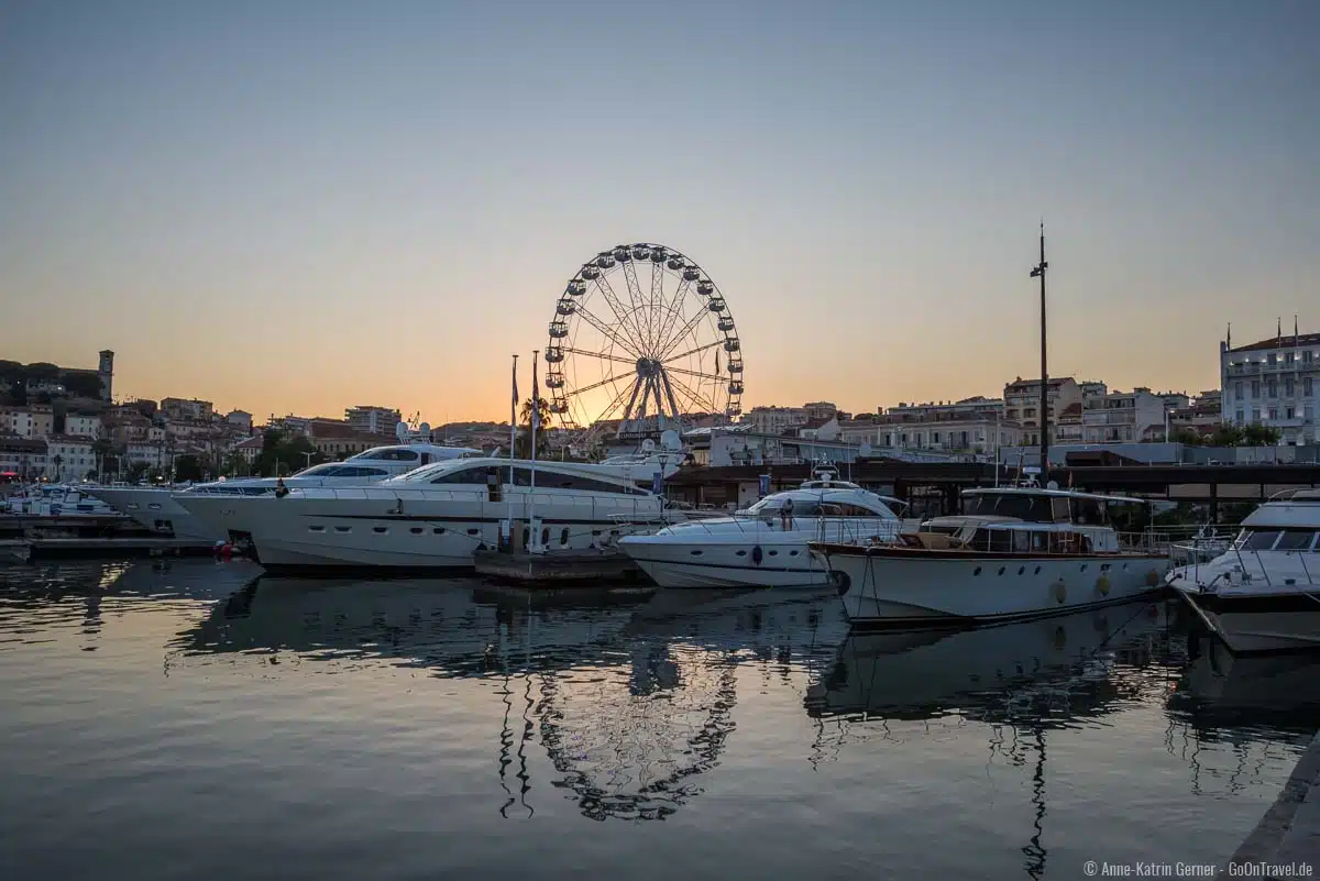 Yachthafen und Riesenrad zum Sonnenuntergang