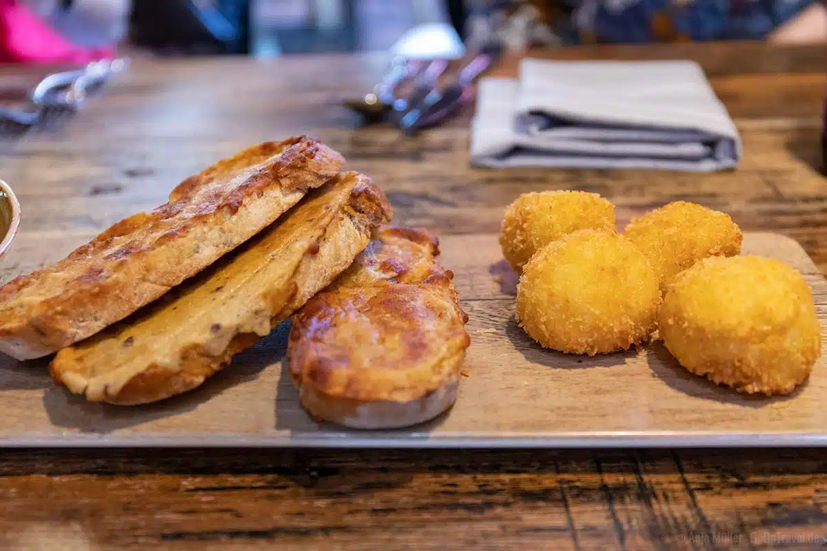 Welsh Rarebit (links) und Glamorgan Sausage in runder Form (rechts) Welsh Rarebit (links) und Glamorgan Sausage in runder Form (rechts)