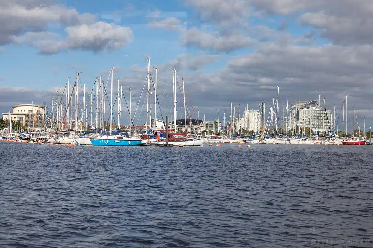 Der Cardiff Yacht Club vom Wasser aus Der Cardiff Yacht Club vom Wasser aus