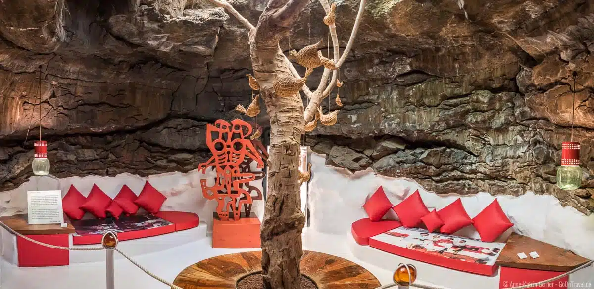 Eine der fünf bewohnbaren Lavablasen mit Feigenbaum Eine der fünf bewohnbaren Lavablasen mit Feigenbaum