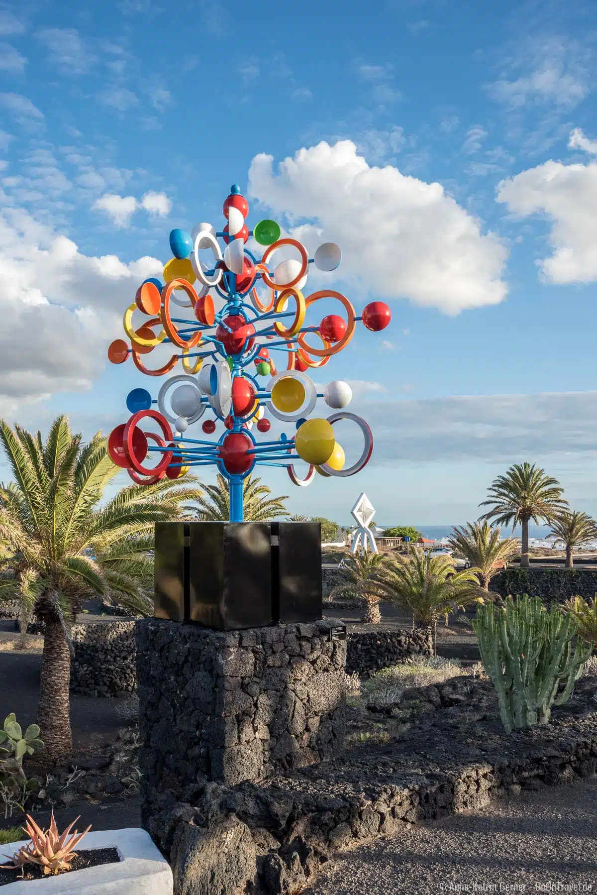 César Manrique´s berühmte Windspiele – das weiße im Hintergrund steht an der Stelle seines tödlichen Autounfalls. César Manrique´s berühmte Windspiele – das weiße im Hintergrund steht an der Stelle seines tödlichen Autounfalls.