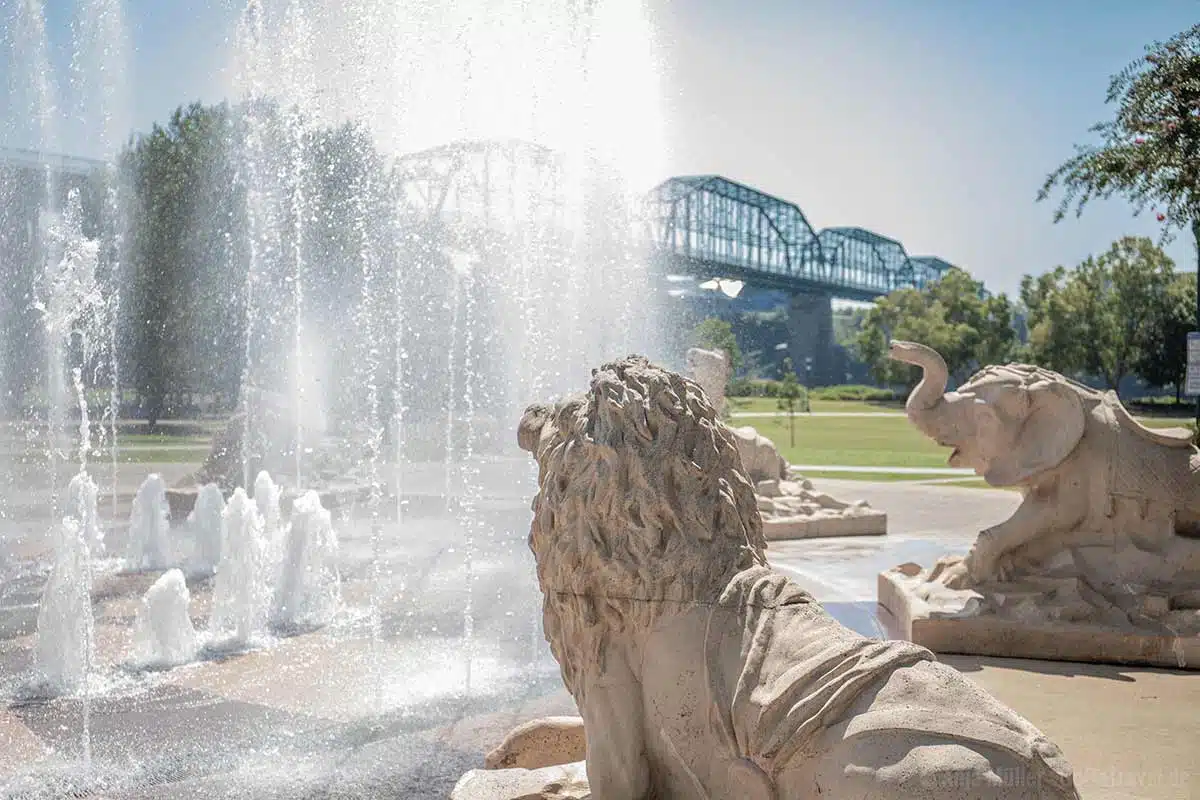 Interaktive Wasserfontäne im Coolidge Park von Chattanooga Interaktive Wasserfontäne im Coolidge Park von Chattanooga