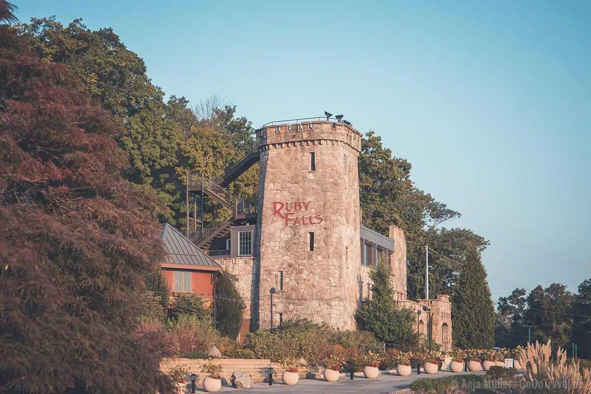 Eingang zu den Ruby Falls Eingang zu den Ruby Falls