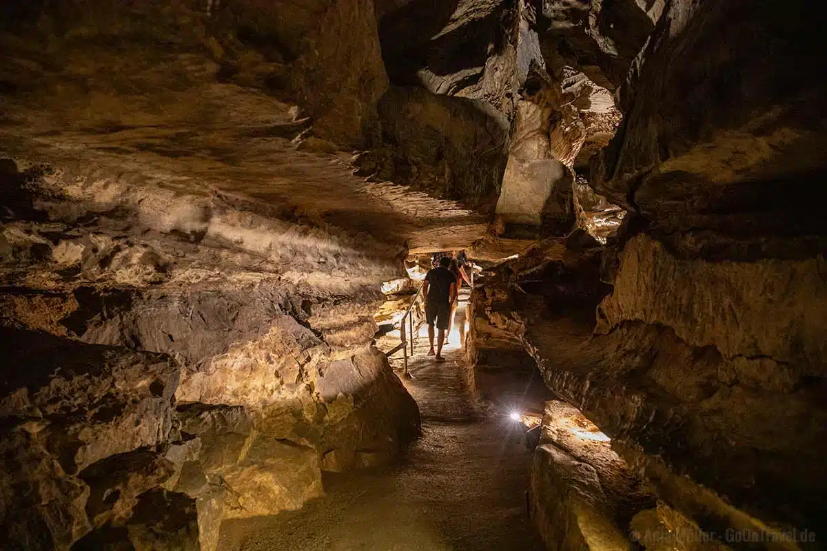 Unterwegs in der Höhle zum Wasserfall Unterwegs in der Höhle zum Wasserfall