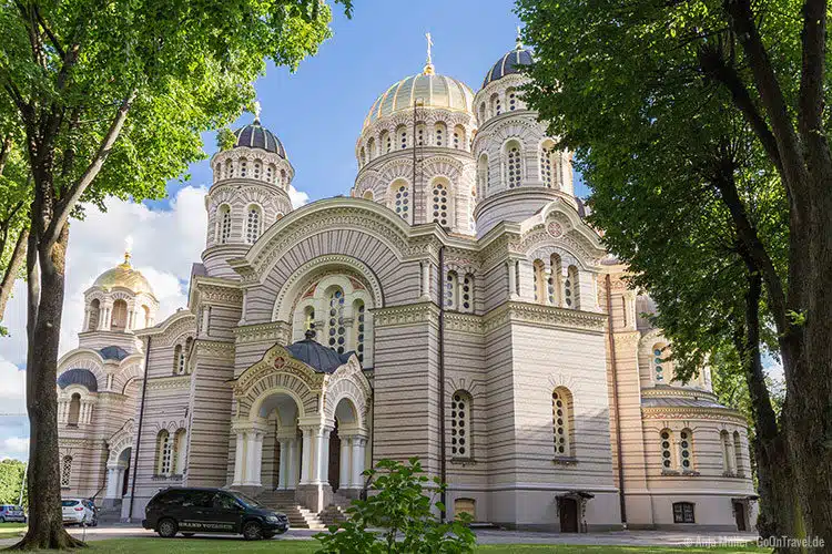 Die Rigaer Christi-Geburt-Kathedrale mit den goldenen Kuppeln