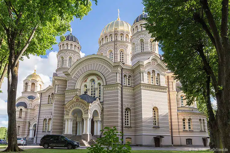 Die Rigaer Christi-Geburt-Kathedrale mit den goldenen Kuppeln Die Rigaer Christi-Geburt-Kathedrale mit den goldenen Kuppeln