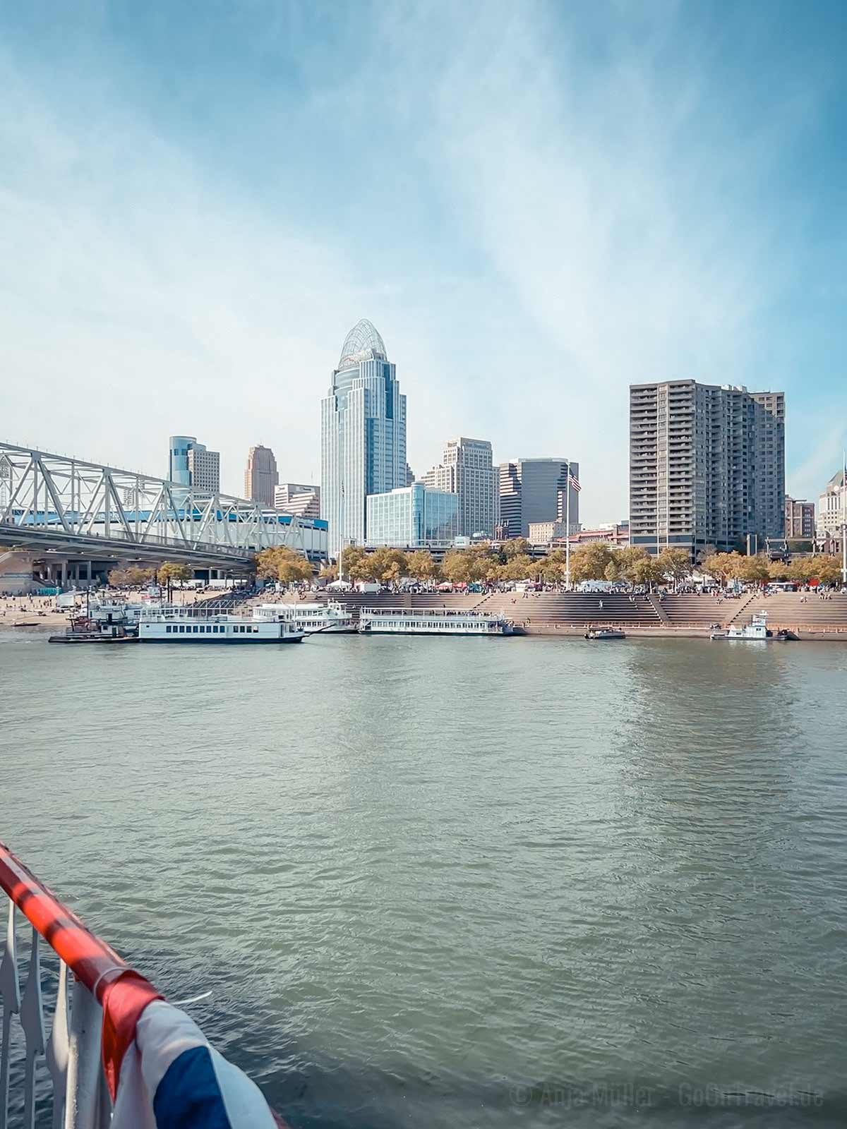 Blick auf Cincinnati vom Ohio River aus