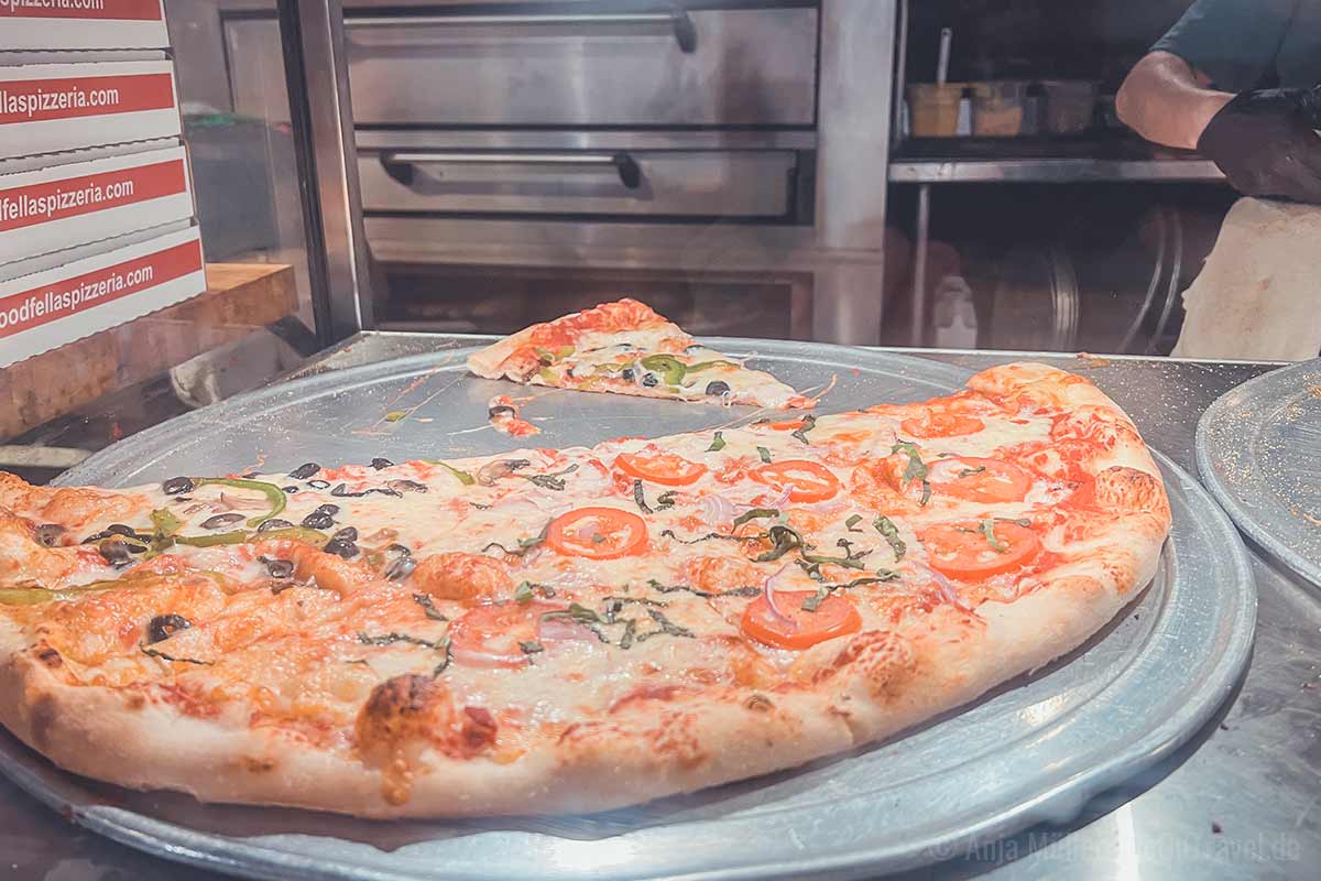 Goodfellas Pizzeria bietet New York Style Pizza Goodfellas Pizzeria bietet New York Style Pizza