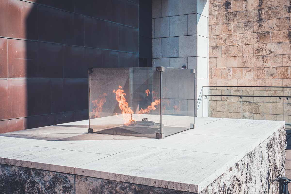 Freedom’s Eternal Flame auf dem Dach des Museums