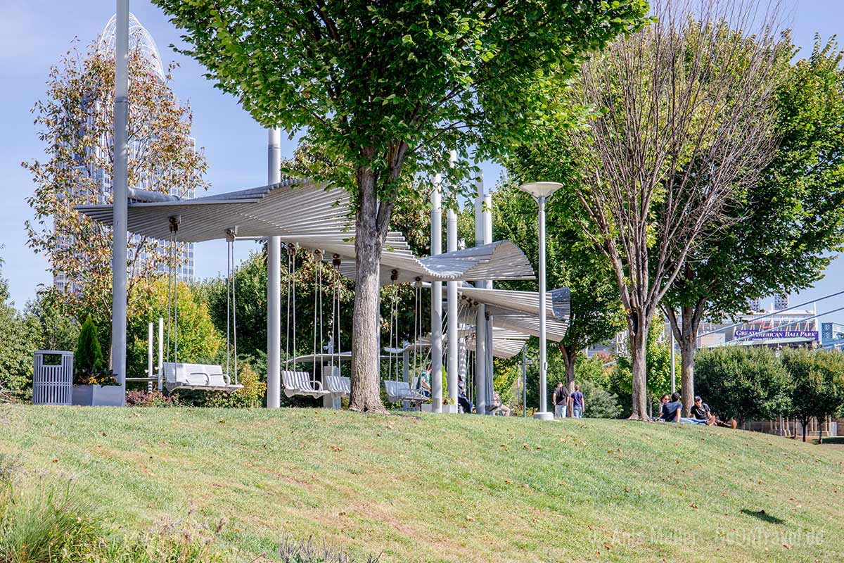 Schwingende Bänke im Park