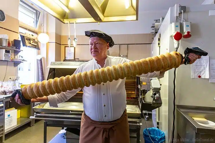 Der Baumkuchen ist nach etwa 30 Minuten fertig und muss eine Nacht lang abkühlen. Der Baumkuchen ist nach etwa 30 Minuten fertig und muss eine Nacht lang abkühlen.