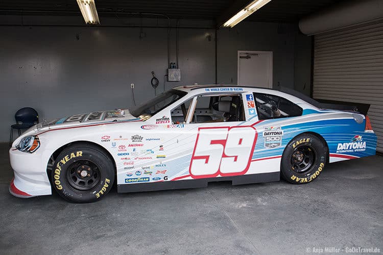 Ein NASCAR in des Boxengasse des Daytona International Speedway Ein NASCAR in des Boxengasse des Daytona International Speedway