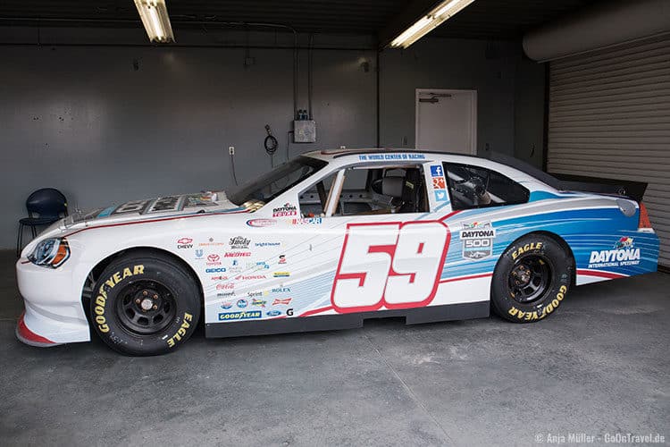 Ein NASCAR in des Boxengasse des Daytona International Speedway