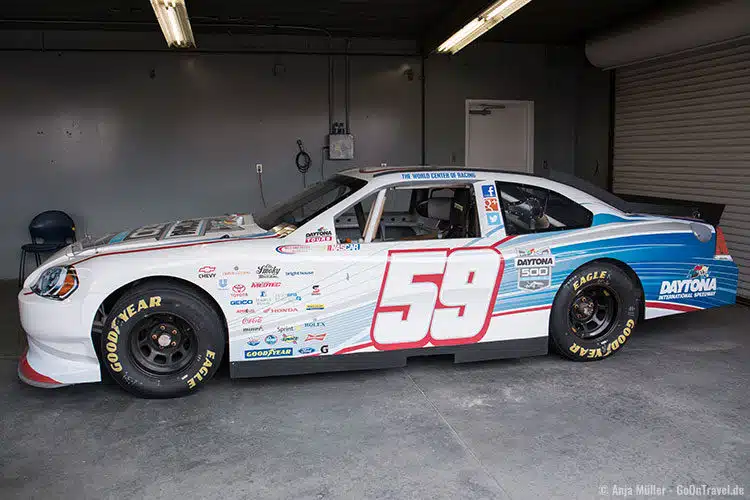 Ein NASCAR in des Boxengasse des Daytona International Speedway Ein NASCAR in des Boxengasse des Daytona International Speedway