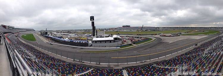 Der Daytona International Speedway von den Zuschauerrängen aus. Der Daytona International Speedway von den Zuschauerrängen aus.