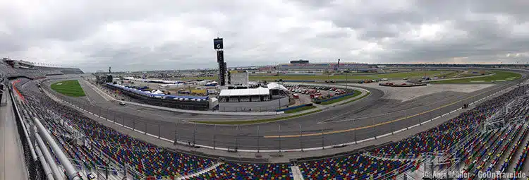Der Daytona International Speedway von den Zuschauerrängen aus.