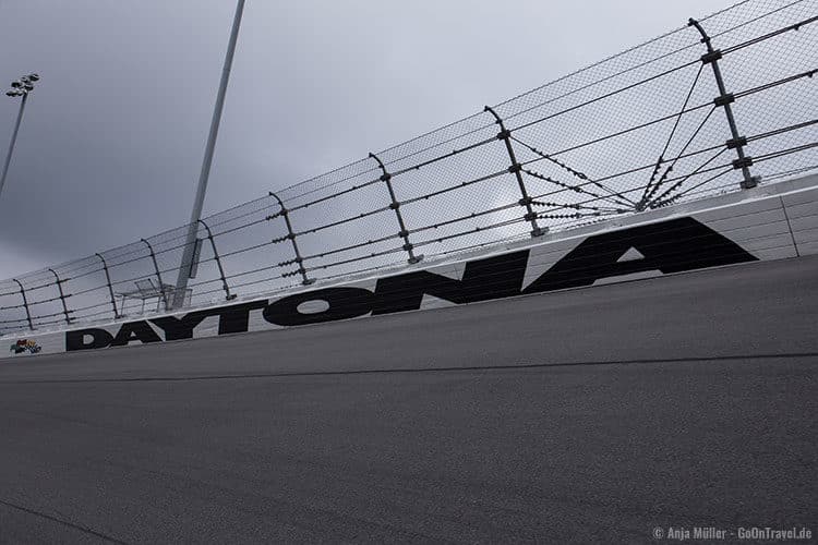Auf der Strecke des Daytona International Speedway Auf der Strecke des Daytona International Speedway