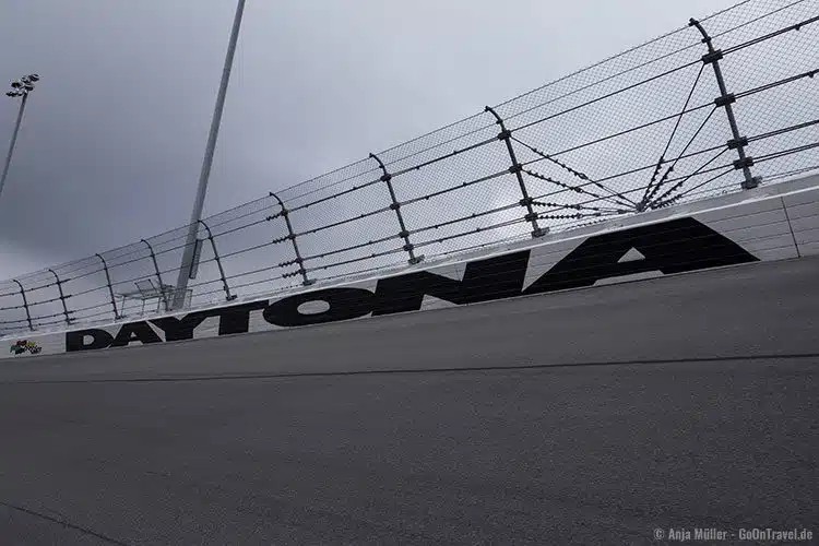 Auf der Strecke des Daytona International Speedway Auf der Strecke des Daytona International Speedway