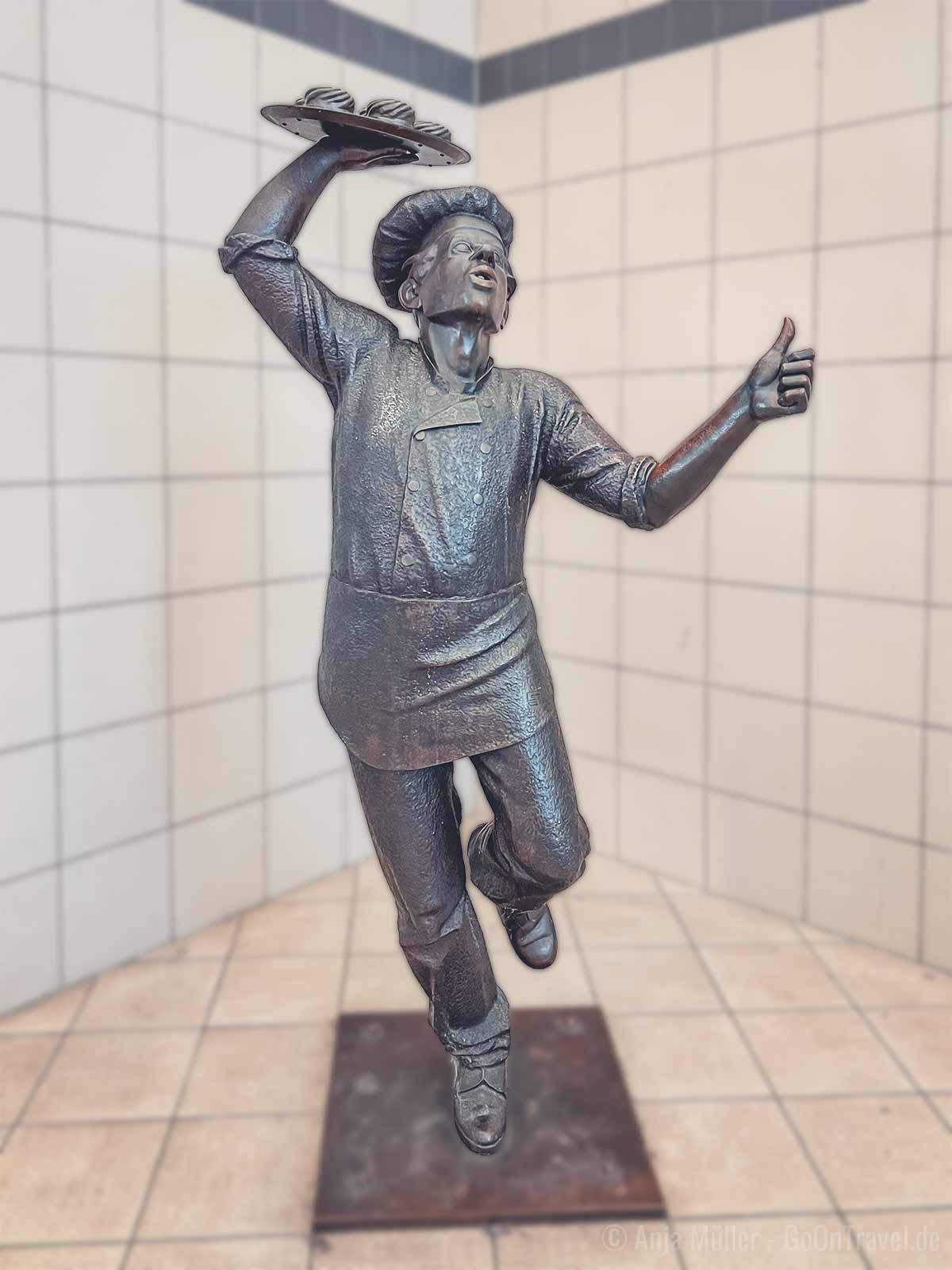 Spritzkuchen Statue im Eberswalder Bahnhof
