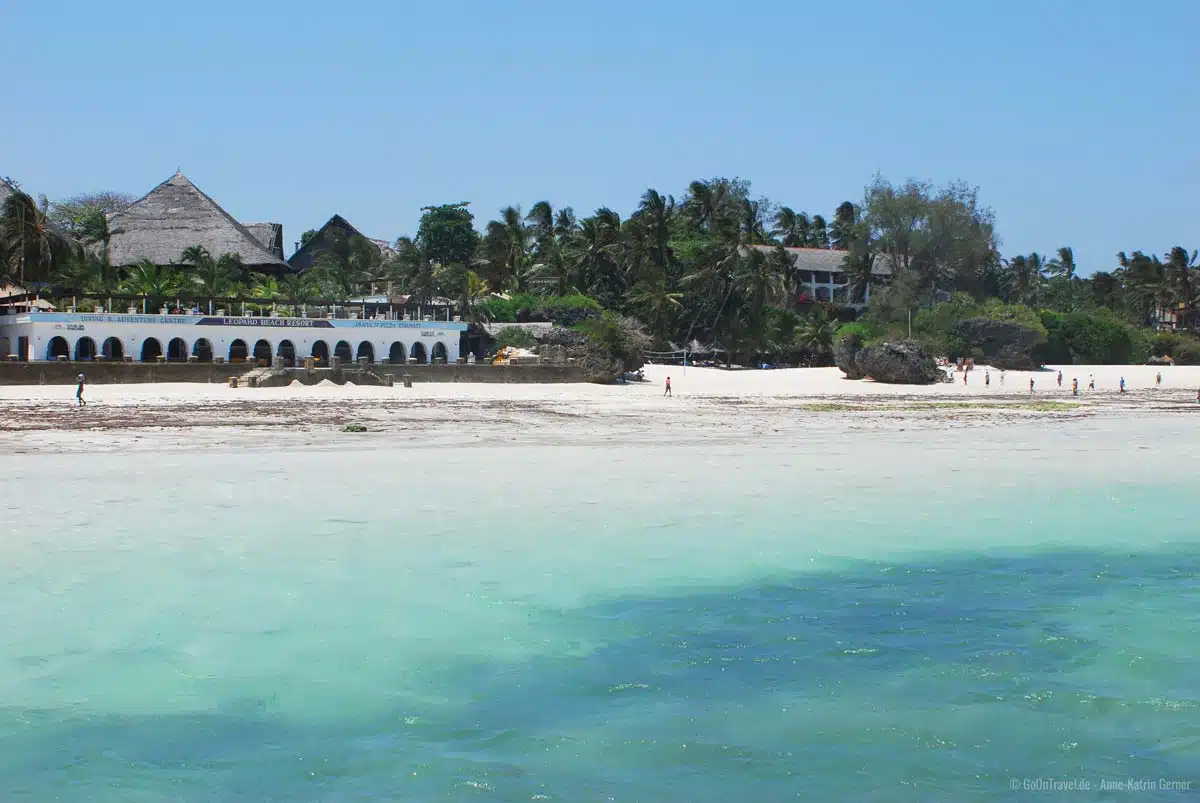 Am weißen Sandstrand von Diani Beach säumen sich viele beliebte Resorts und Hotels