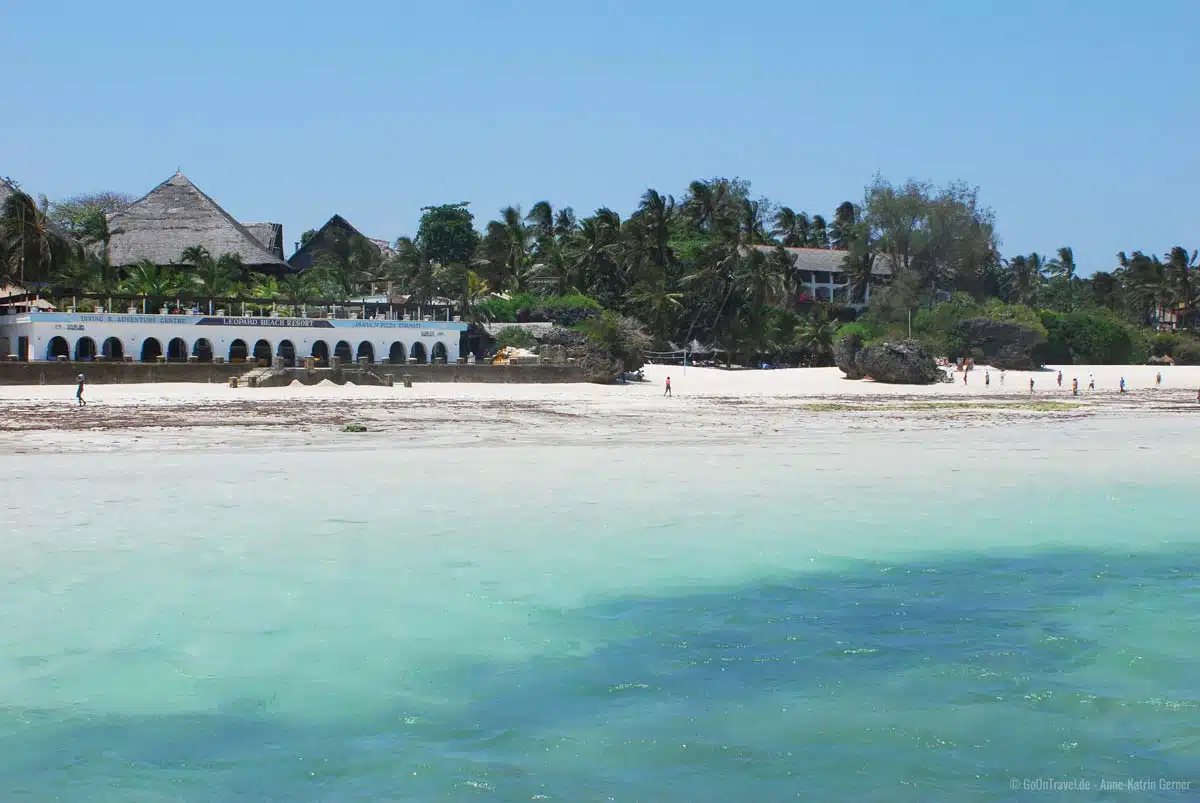 Am weißen Sandstrand von Diani Beach säumen sich viele beliebte Resorts und Hotels Am weißen Sandstrand von Diani Beach säumen sich viele beliebte Resorts und Hotels