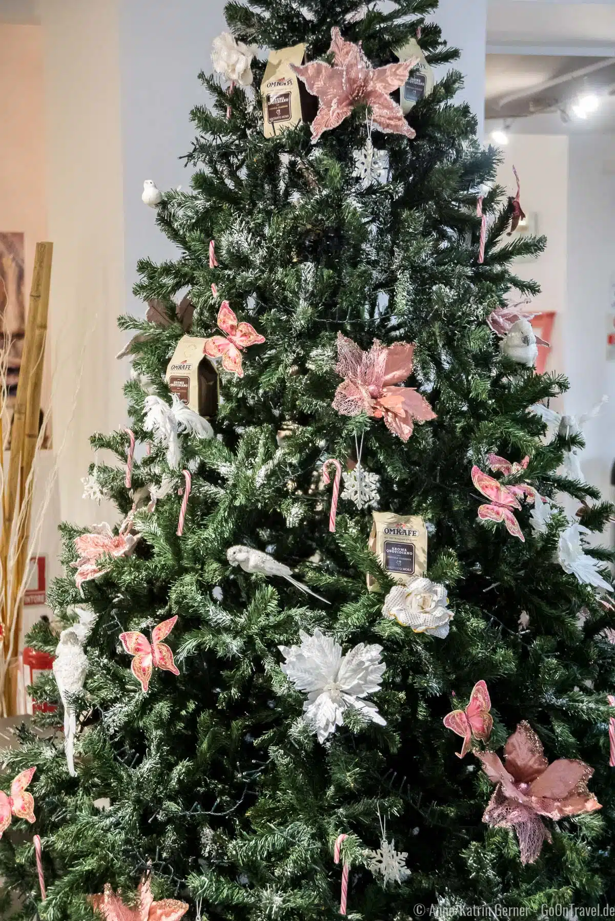 Weihnachtsbaum mit Blumen, Papageien und Kaffeetüten Weihnachtsbaum mit Blumen, Papageien und Kaffeetüten