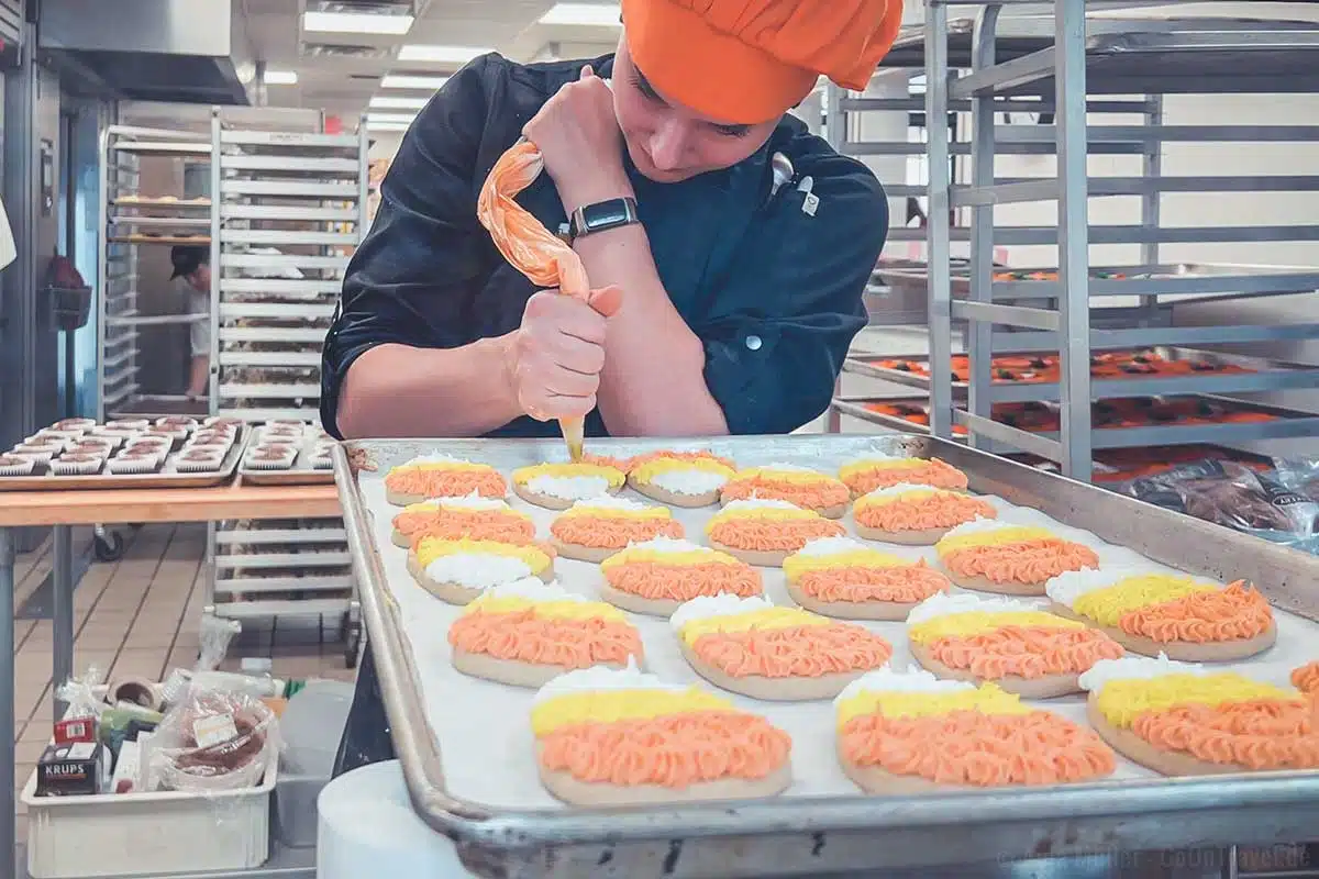 Verzieren von Gebäck in der Bäckerei Verzieren von Gebäck in der Bäckerei
